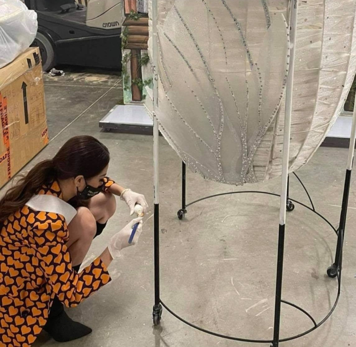 Hoa hậu Khánh Vân vất vả diễn trang phục dân tộc tại Miss Universe - 3