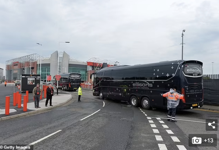 Dùng xe bus giả đánh lừa CĐV quá khích, Liverpool tới sân Old Trafford an toàn - 2