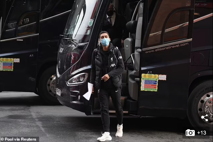 Dùng xe bus giả đánh lừa CĐV quá khích, Liverpool tới sân Old Trafford an toàn - 3