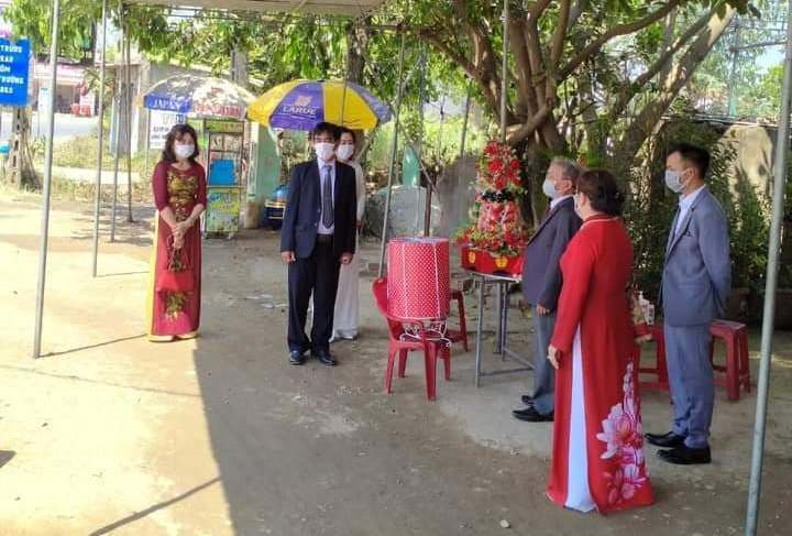 Phòng dịch COVID-19, nhà trai và nhà gái trao sính lễ ngay tại chốt kiểm dịch - 1