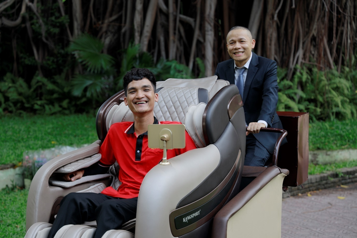 CEO Kingsport và Mạc Văn Khoa đạp Xích Lô Mát Xa giúp mọi người thư giãn - 1