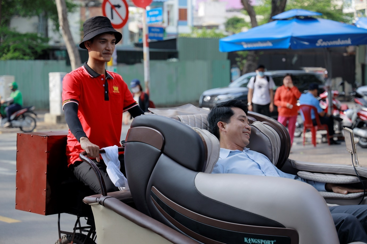 CEO Kingsport và Mạc Văn Khoa đạp Xích Lô Mát Xa giúp mọi người thư giãn - 2