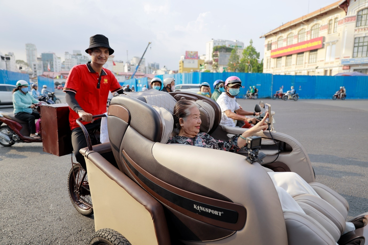 CEO Kingsport và Mạc Văn Khoa đạp Xích Lô Mát Xa giúp mọi người thư giãn - 4