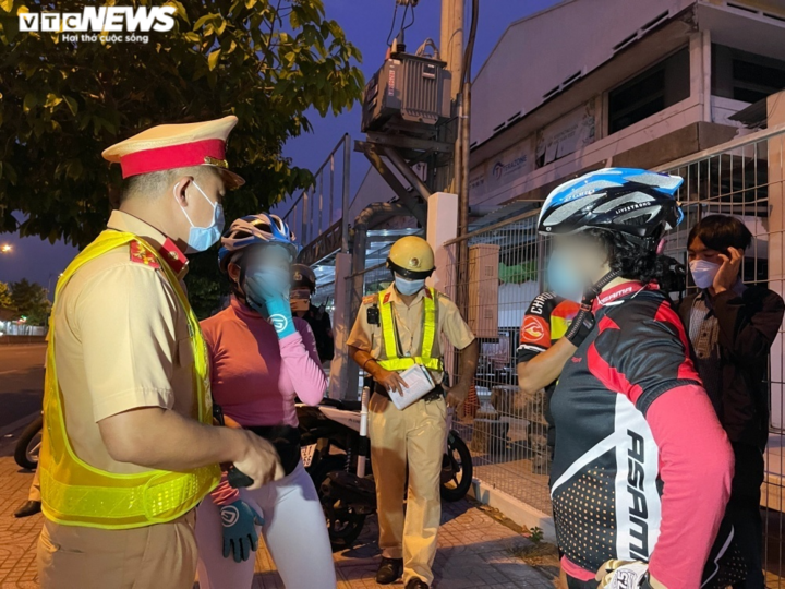 Đạp xe tập thể dục buổi sáng vào đường cấm, bị CSGT phạt vẫn nói tôi biết luật - 2