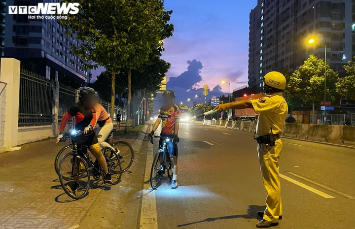 Đạp xe tập thể dục buổi sáng vào đường cấm, bị CSGT phạt vẫn nói tôi biết luật - 1