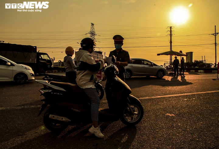 Ảnh: Bất chấp mưa dông, Công an Vĩnh Phúc bám chốt chống dịch không rời - 3