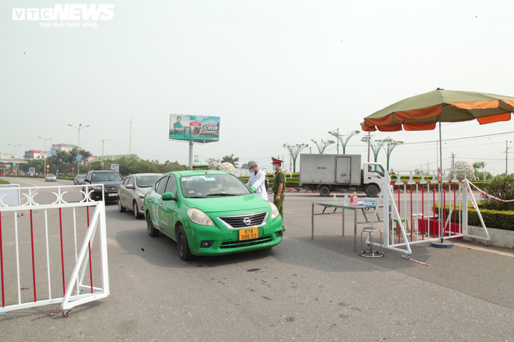 Ảnh: Bất chấp mưa dông, Công an Vĩnh Phúc bám chốt chống dịch không rời - 1