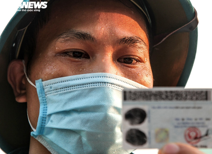 Ảnh: Bất chấp mưa dông, Công an Vĩnh Phúc bám chốt chống dịch không rời - 4