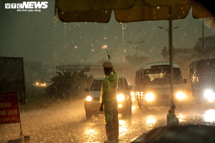 Ảnh: Bất chấp mưa dông, Công an Vĩnh Phúc bám chốt chống dịch không rời - 8