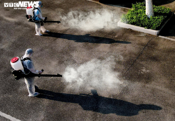 Ảnh: Bất chấp mưa dông, Công an Vĩnh Phúc bám chốt chống dịch không rời - 9