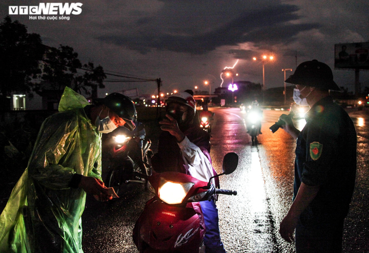 Ảnh: Bất chấp mưa dông, Công an Vĩnh Phúc bám chốt chống dịch không rời - 7