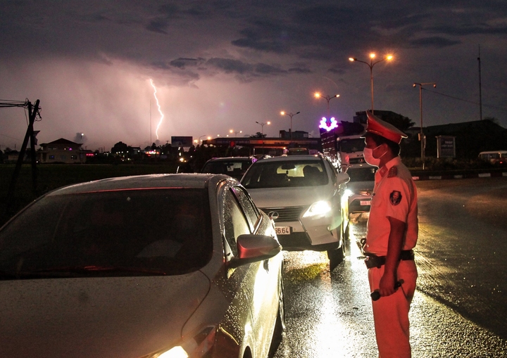 Ảnh: Bất chấp mưa dông, Công an Vĩnh Phúc bám chốt chống dịch không rời - 6