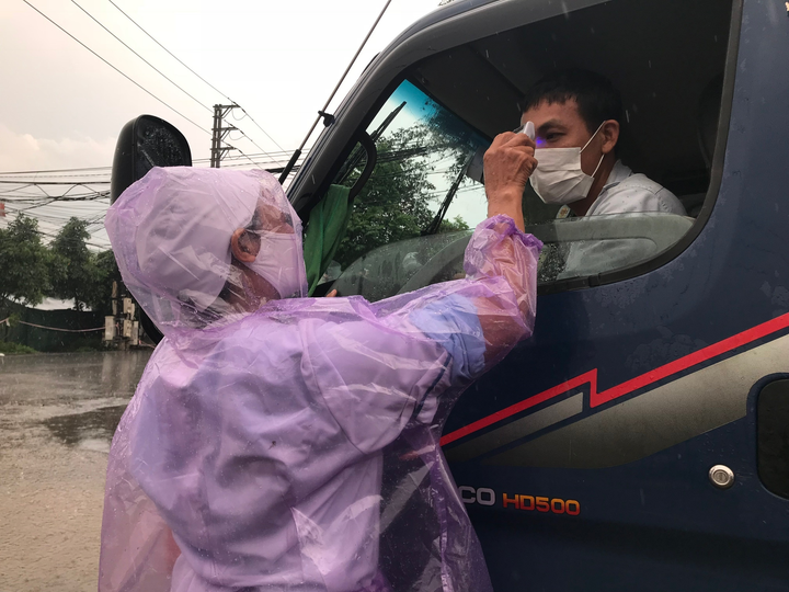 Ảnh: Bất chấp mưa dông, Công an Vĩnh Phúc bám chốt chống dịch không rời - 5