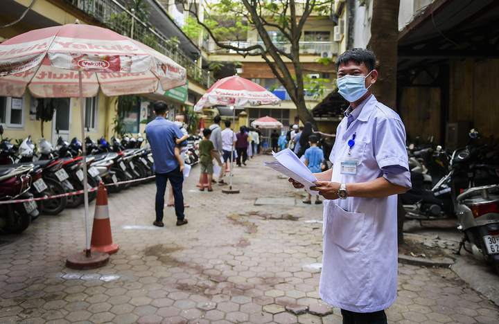 'Thần tốc' xét nghiệm COVID-19 cho hàng nghìn người Hà Nội về từ Đà Nẵng - 1