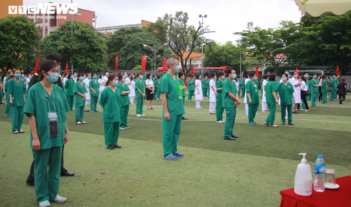 Ảnh: Quảng Ninh chi viện Bắc Giang 200 y, bác sĩ tham gia chống dịch COVID-19 - 1