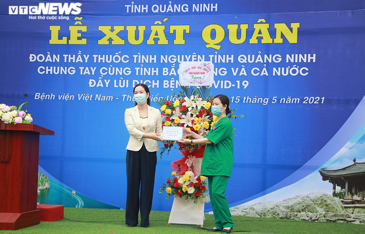 Ảnh: Quảng Ninh chi viện Bắc Giang 200 y, bác sĩ tham gia chống dịch COVID-19 - 9