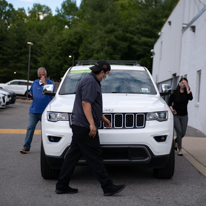 Giá ôtô tăng vọt vì thiếu chip, khách hàng Mỹ giành giật mua - 2