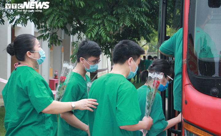 Ảnh: Quảng Ninh chi viện Bắc Giang 200 y, bác sĩ tham gia chống dịch COVID-19 - 14