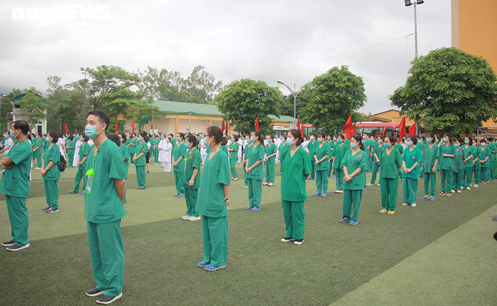 Ảnh: Quảng Ninh chi viện Bắc Giang 200 y, bác sĩ tham gia chống dịch COVID-19 - 2