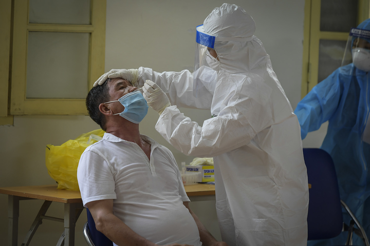 'Thần tốc' xét nghiệm COVID-19 cho hàng nghìn người Hà Nội về từ Đà Nẵng - 9