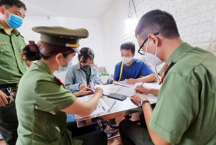 Bắt giám đốc lập 2 công ty bảo lãnh người nước ngoài nhập cảnh trái phép - 1