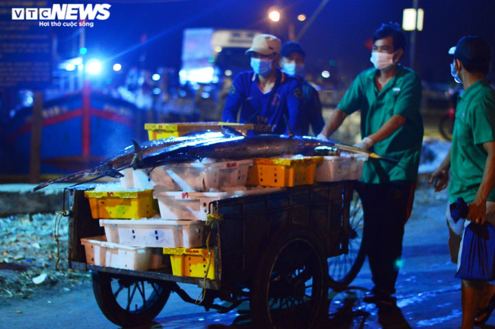 Ảnh: Xuyên đêm lấy mẫu xét nghiệm COVID-19 cho hơn 2.500 người làm ở cảng cá - 7