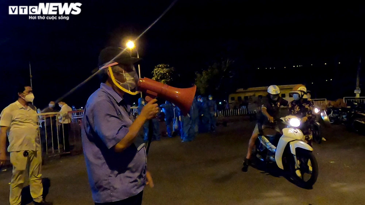 Ảnh: Xuyên đêm lấy mẫu xét nghiệm COVID-19 cho hơn 2.500 người làm ở cảng cá - 1