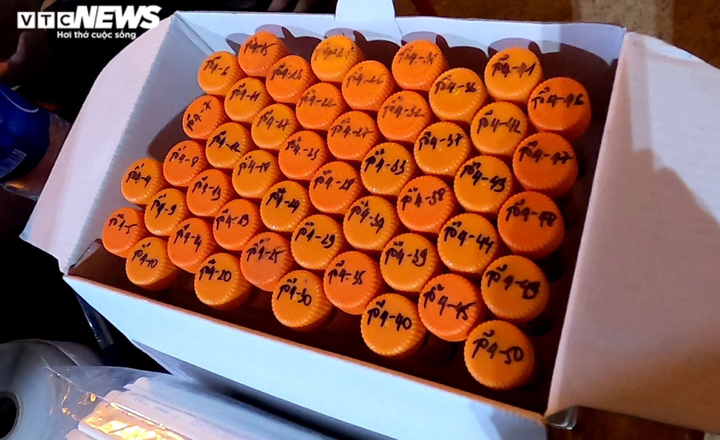 Ảnh: Xuyên đêm lấy mẫu xét nghiệm COVID-19 cho hơn 2.500 người làm ở cảng cá - 8