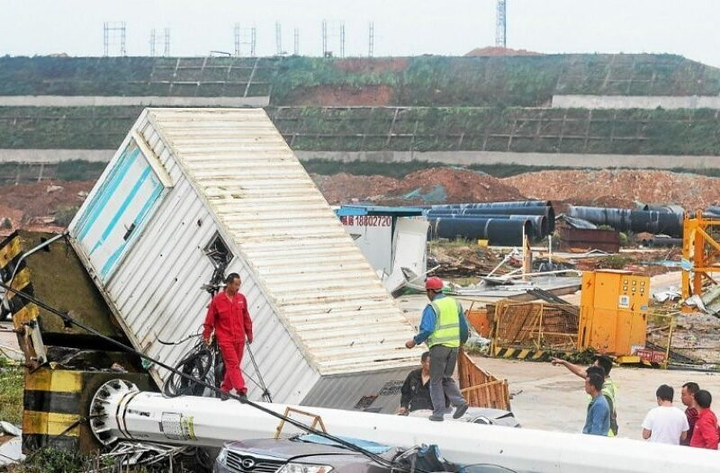 Lốc xoáy xé toạc 2 thành phố Trung Quốc, 12 người thiệt mạng - 4