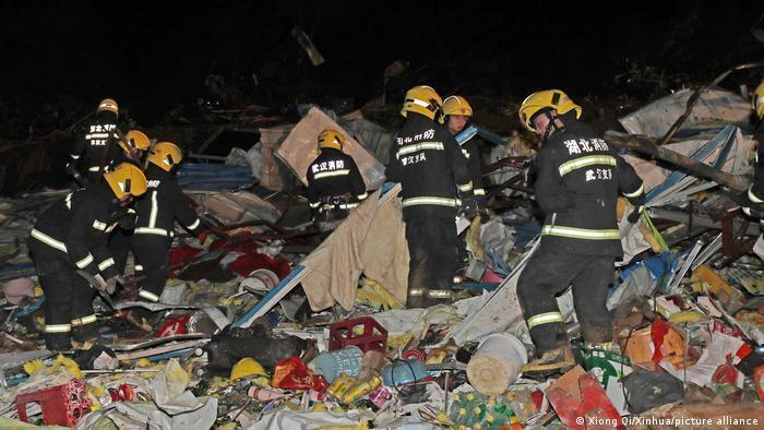 Lốc xoáy xé toạc 2 thành phố Trung Quốc, 12 người thiệt mạng - 7