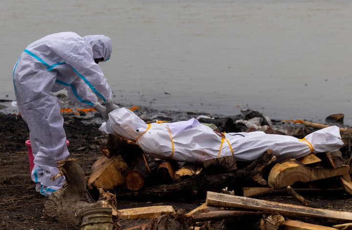 Ấn Độ hỗ trợ tiền để dân không thả thi thể người mắc COVID-19 trôi sông - 1