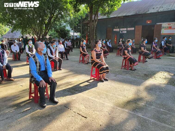 Ảnh: 6 xã biên giới ở Quảng Nam bầu cử sớm, cử tri giữ khoảng cách phòng dịch - 4