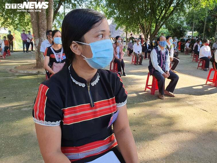 Ảnh: 6 xã biên giới ở Quảng Nam bầu cử sớm, cử tri giữ khoảng cách phòng dịch - 6