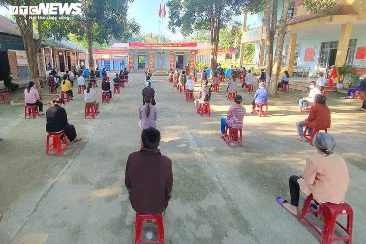 Ảnh: 6 xã biên giới ở Quảng Nam bầu cử sớm, cử tri giữ khoảng cách phòng dịch - 7