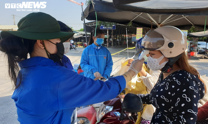 Quảng Nam: Tạm dừng các chợ, hiệu tạp hóa ở thôn có ca nghi mắc COVID-19 - 1