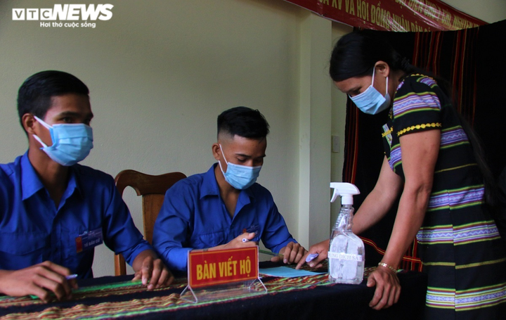 Ảnh: 6 xã biên giới ở Quảng Nam bầu cử sớm, cử tri giữ khoảng cách phòng dịch - 5