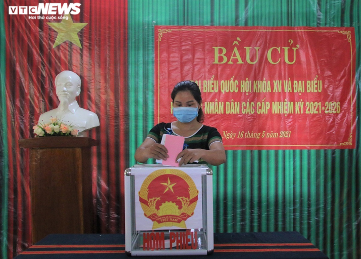 Ảnh: 6 xã biên giới ở Quảng Nam bầu cử sớm, cử tri giữ khoảng cách phòng dịch - 3