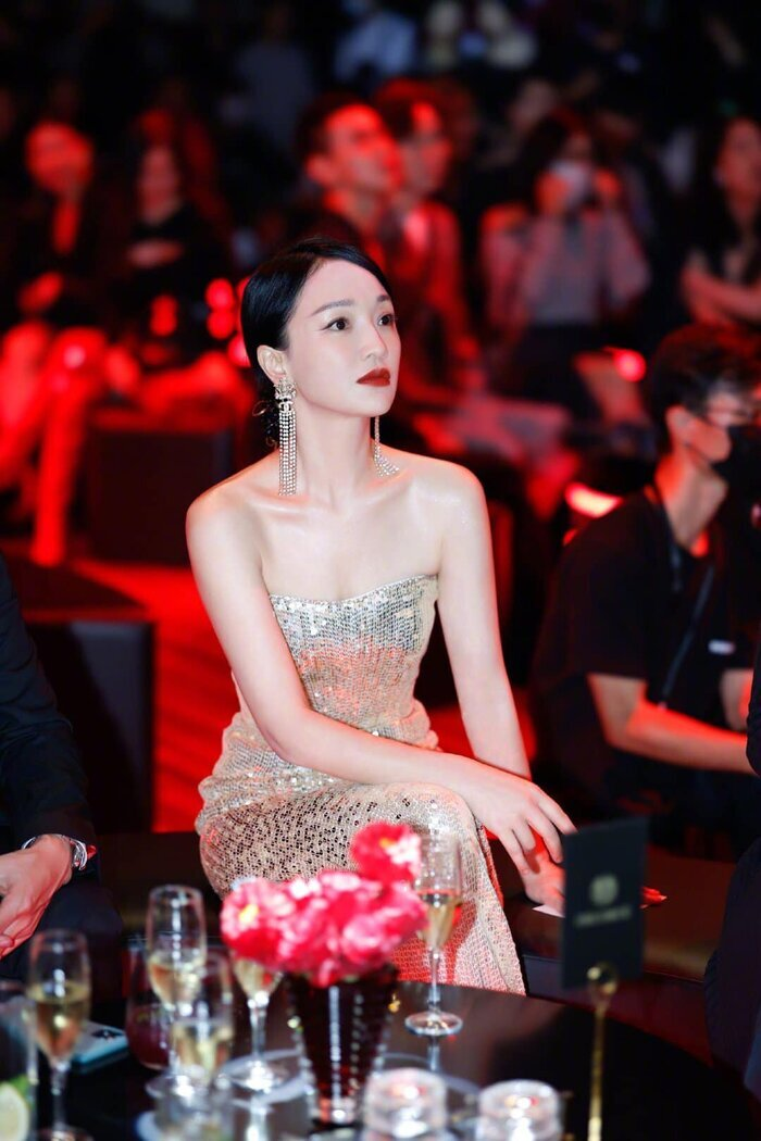 Châu Tấn đẹp mê hoặc khi diện váy bó lấp lánh trong mưa - 8