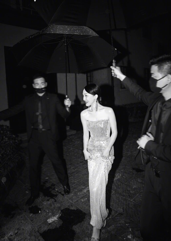 Châu Tấn đẹp mê hoặc khi diện váy bó lấp lánh trong mưa - 3