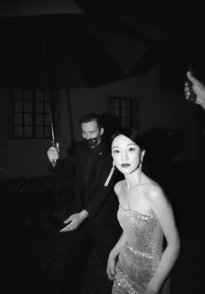 Châu Tấn đẹp mê hoặc khi diện váy bó lấp lánh trong mưa - 4