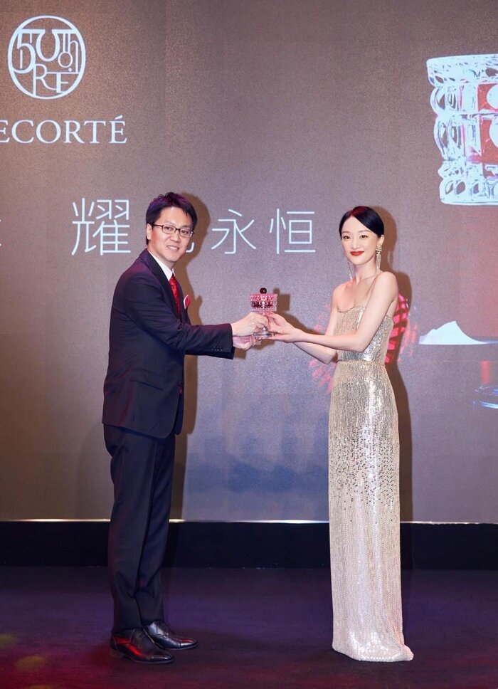 Châu Tấn đẹp mê hoặc khi diện váy bó lấp lánh trong mưa - 7