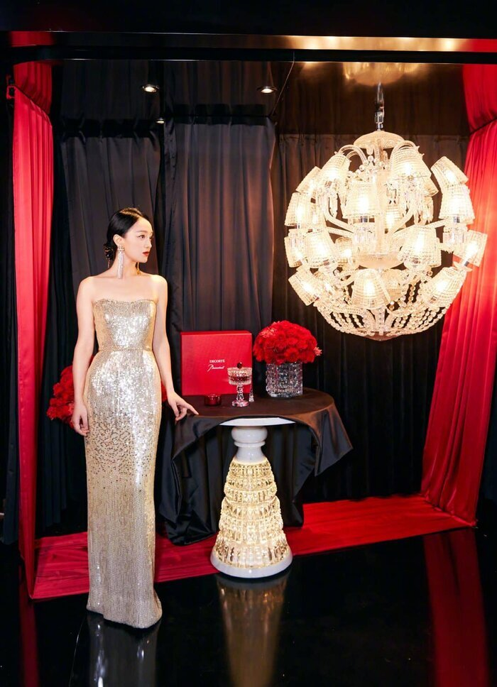 Châu Tấn đẹp mê hoặc khi diện váy bó lấp lánh trong mưa - 6