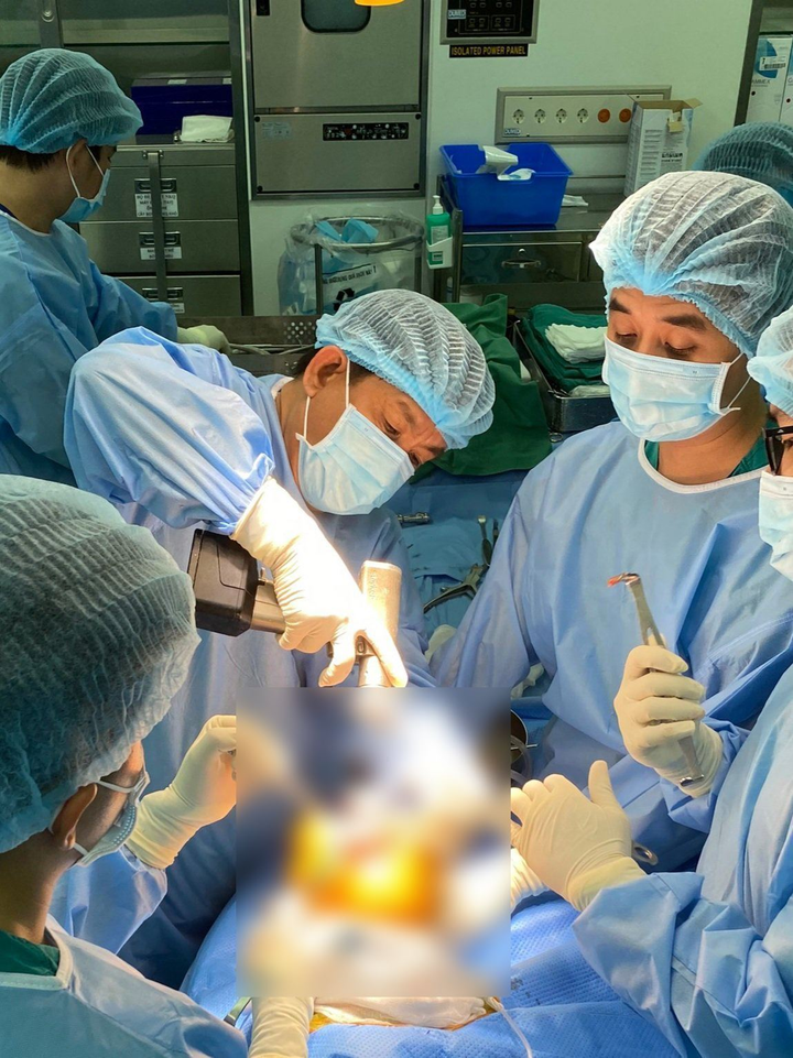 Lần đầu tại Việt Nam phẫu thuật thay khớp gối dạng bản lề bằng titanium - 2