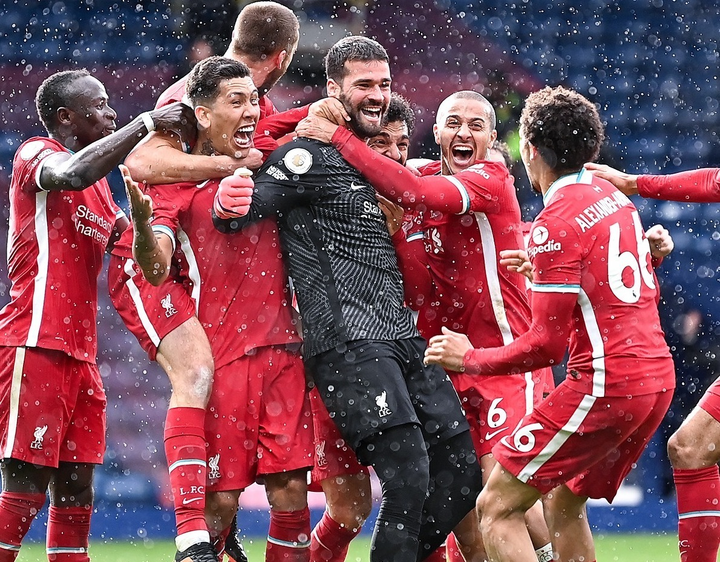 Alisson Becker nén nỗi đau mất cha, chạm kỳ tích lịch sử ở Ngoại hạng Anh - 2