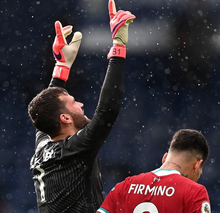 Alisson Becker nén nỗi đau mất cha, chạm kỳ tích lịch sử ở Ngoại hạng Anh - 3