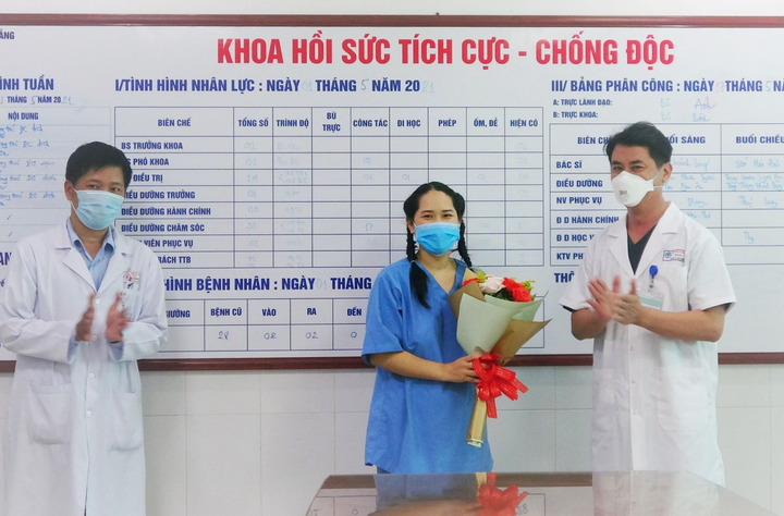 Nữ điều dưỡng từng sốc phản vệ sau tiêm vaccine COVID-19 xuất viện - 1