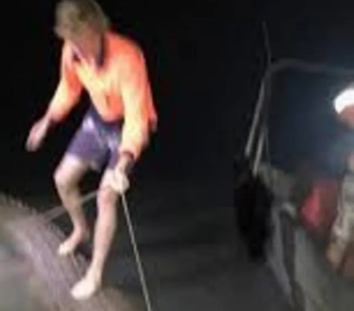 Người đàn ông dùng cá sấu làm 'ván lướt sóng' - 1