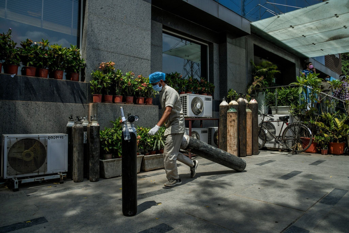 Gian thương Ấn Độ bán thuốc, oxy, giường bệnh với giá trên trời - 1