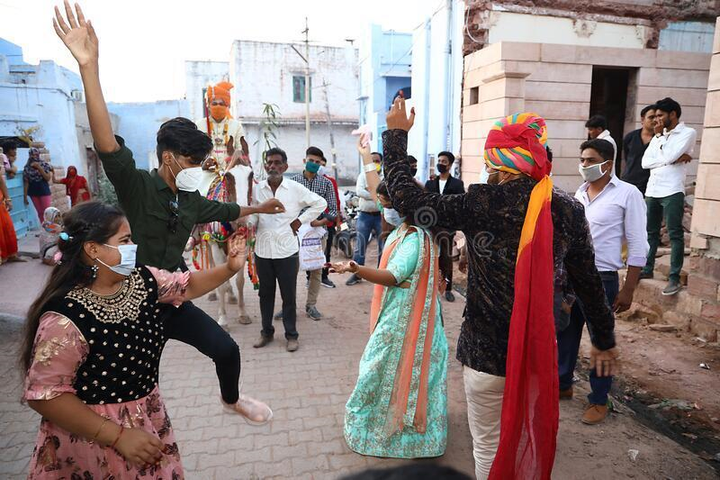 Dân Ấn vẫn đổ xô tổ chức đám cưới bất chấp dịch bệnh - 1