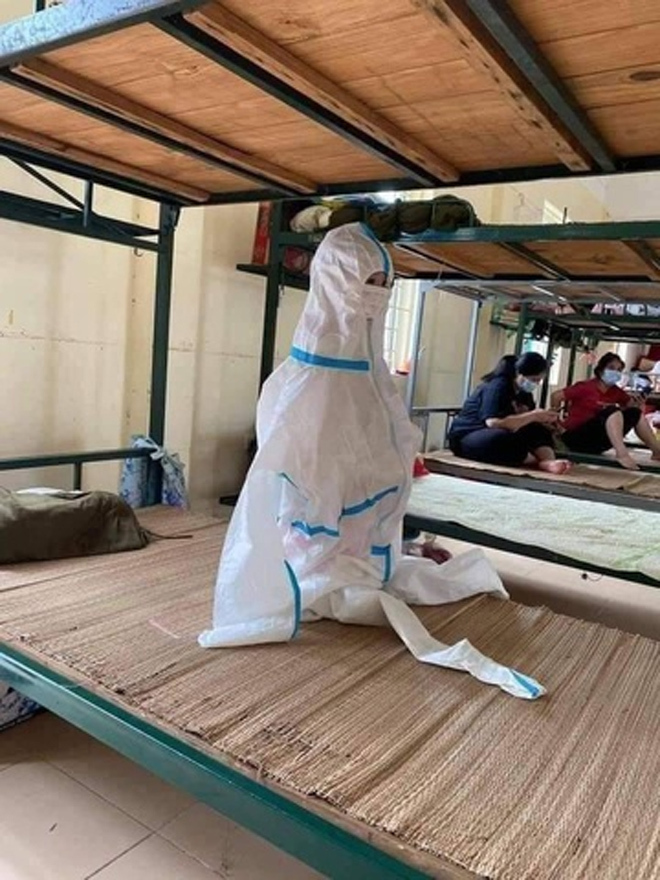 Dân mạng xót xa hình ảnh em bé mặc đồ bảo hộ kín mít trong khu cách ly - 2